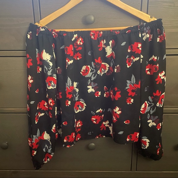 Kendall & Kylie Blouse - Picture 2 of 6